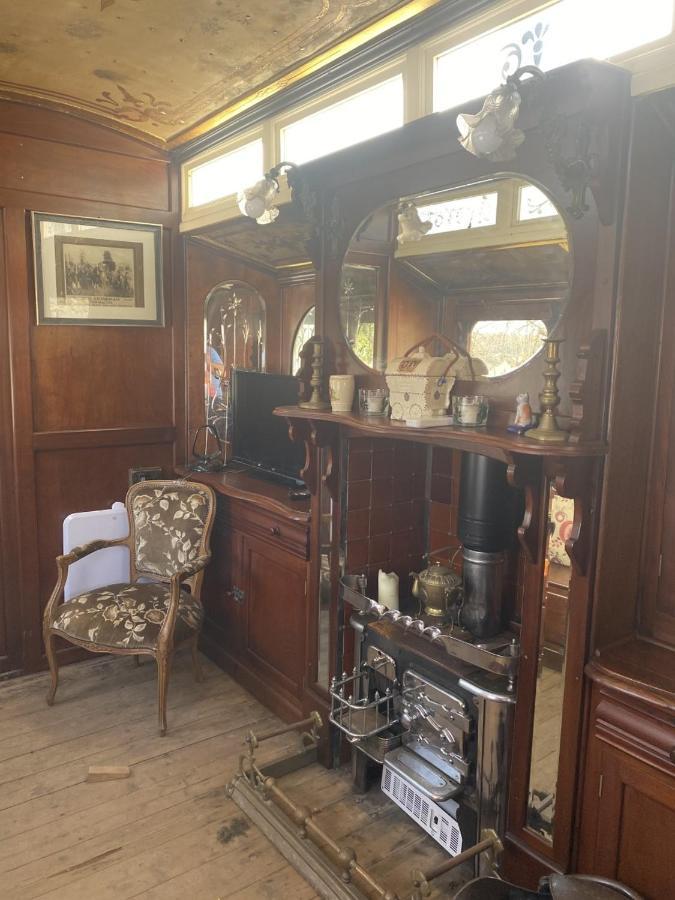 Vintage Showman'S Wagon For Two Close To Beach Plymouth Exterior foto