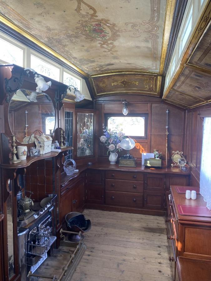 Vintage Showman'S Wagon For Two Close To Beach Plymouth Exterior foto